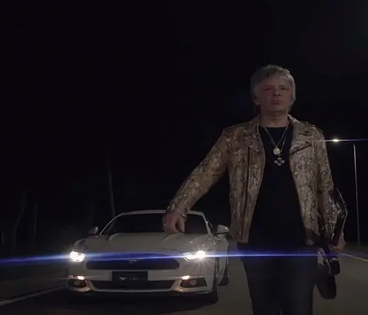 Juanse sale a la ruta con un Mustang en su nuevo video Mustang Roll.